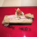 エクアトゥール - スモークしたフォアグラのテリーヌ、うずら、トリュフ、黒いちじく、根セロリのピューレ