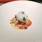 エクアトゥール - オマール海老 モンサンミッシェルのムール貝、キャビア・イクラ、白ワインソース
