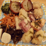 ピッツェリア・スクニッツォ・ダ・シゲオ - 前菜の盛り合わせ1人前（900円） 　ブロッコリーソテー　キャロットラペ　紫玉ねぎの釜焼き　じゃがいも　コンビーフ　サーモンソテー他（2022年9月）