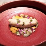 エクアトゥール - 海老芋のフリット、黒鮑、生雲丹、紫蘇の花