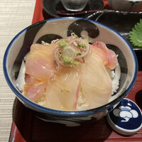小梅 浦和総本店 - 華やかな丼