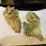 天ぷら食堂 田丸 - 舞茸とイカのシソ巻き。塩で美味しい