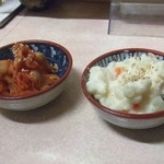 満州王 - 付き出し　キムチとポテサラ