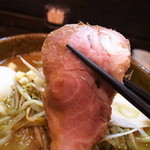 麺屋彩々 - 大ぶりのチャーシューは食べ応えアリ！！