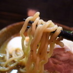 麺屋彩々 - 麺は極太の縮れ麺。ワッシワッシ噛みながら食べます。