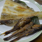 新潟本町 鈴木鮮魚 - 鰈の浜焼きとハタハタの田楽。日本酒が進む一品です。