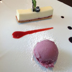 ビストロ・ヨシムラ - カベルネソービニヨンのアイスとチーズケーキ