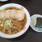 緑屋 - 手打ちらーめん+チャーシュー+おにぎり。