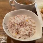 Cafe&kitchen KUSUKUSU - ご飯はヘルシーな雑穀米でした。
                       