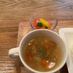 Cafe&kitchen KUSUKUSU - ランチのスープは野菜たっぷりのスープ、自家製のピクルスも添えられてました。