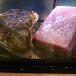 味人 - ネタケースにあった岩ガキと和牛サーロインのブロック