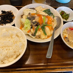 加納食堂 - B日替わり定食　海鮮と豆腐の塩炒め