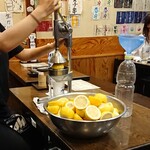 炭火焼鳥 とりじ - 閉店間際には明日の準備っす！生レモンサワー用のレモンを大量抽出。