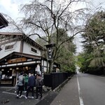 桜の里 - 武家屋敷メインストリートにあります。