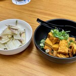 四ツ木製麺所 - みょうがと白菜漬とホルモンと厚あげ煮