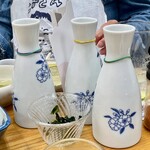 四ツ木製麺所 - 乱立する徳利 輪ゴムの色で銘酒の種類を識別