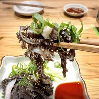 焼肉やまと - シャックシャック食感で味噌ダレはピリ辛です。