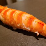 たかおか - ⑱車海老(千葉県竹岡産)
      産卵期は初夏～初秋、旬は初夏～初秋。
      茹でたてに絶妙な冷ましを施し、軽めのヅケをしてあります
      ホクホクの旨みとは違った深みのある海老の旨みと甘みを楽しみます