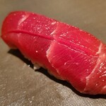 たかおか - ⑫本鮪赤身(青森県大間産、167kg)
      近海本鮪の産卵期は春～夏、旬は初秋～冬。
      赤身独特の風味があります。
      軽く漬けにされており、酸味は微かでサッパリした旨みを楽しみます。