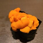 たかおか - ⑲塩水蝦夷馬糞雲丹(北海道浜中)
      産卵期は夏～秋、旬は初夏～夏
      濃厚な甘みとコクが特徴で時に強過ぎると感じることもありますが、サッパリした雑味の無い旨みと甘みがあります