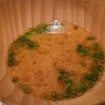 たかおか - ㉑お味噌汁、車海老の頭と鮪節
      信州の白味噌に少し赤味噌を加え、車海老の殻に利尻昆布、鮪節で出汁取り
      優しい味を幾重にも重ねて作られています