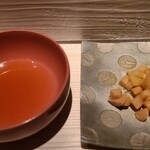 たかおか - ○ガリ、若布(千葉県保田)、薄切り酢蓮根(千葉県香取)、自家製ポン酢
      肴が始まる前にビールを頂きながら少しずつ
      オーケストラの演奏が始まる前の楽器の音出しの様にしっそりと秘めやかに
      しみじみと美味しい