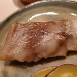 たかおか - ④炭火焼き白甘鯛(千葉県銚子産)、紅あずま
      焼いた白甘鯛の頭と骨で取った出汁に漬け込まれ、白甘鯛の濃さをより凝縮。
      鱗と皮を引きつつも、表面の皮下の薄皮は残してあり、上品な脂がしっかり楽しめます。