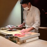 たかおか - ⑧炭火炙り〆鯖棒寿司(千葉県銚子産)
      産卵期は春～初夏、旬は秋～冬
      網の上に炭火をギリギリまで近付けて、鯖の脂をじゅうじゅうと焦がします。
      その微かな美味しい音に思わず聞き耳を立ててしまいます。