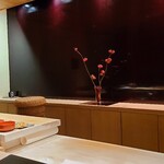 たかおか - JR総武線千葉駅から徒歩約8分、千葉都市モノレール2号線沿いに延びる道路から1つ路地に入った住宅地にある「たかおか」さん
      店主は高岡千春氏、銀座「志乃多寿司」さんで修行後、2013年創業