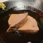 たかおか - ⑤鮟肝(千葉県銚子産)
      湯気が出ている煮立ての鮟肝が目の前で切り分けられて提供されました。
      形を保っているものの、口腔内でスッと溶け、コクのある旨みと円やかな甘みに日本酒が進みます♪