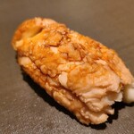 たかおか - ⑳煮穴子(千葉県富津産)
      産卵期は初夏～初秋、旬は夏～秋
      旬を向かえ、脂がのってきました
      ふわふわと軟らかく一気に拡がる旨み。
      これが江戸前の穴子の実力
      強くないツメもたかおか流で好みです