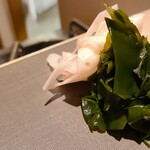 たかおか - ○ガリ、若布(千葉県保田)、薄切り酢蓮根(千葉県香取)、自家製ポン酢
      肴が始まる前にビールを頂きながら少しずつ
      オーケストラの演奏が始まる前の楽器の音出しの様にしっそりと秘めやかに
      しみじみと美味しい