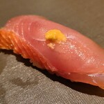 Takaoka - ⑨金目鯛(千葉県銚子産)のヅケ
                        骨とあらで取った出汁で漬け込まれ、金目鯛の美味しさが凝縮、皮目が鮮やかな朱色で美しい
                        軟らかな舌触り、濃厚だが上品かつ濃い旨み、儚く消えるあと味、素晴らしいです