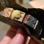 たかおか - ⑧炭火炙り〆鯖棒寿司(千葉県銚子産)の磯辺巻き
      見て、薫って、聴いて、そして食べる。
      五感を刺激する肴の提供の流れと味わいの濃淡の変化、ストーリーが感じられます。
      サシが入り軟らかくも弾力があります。