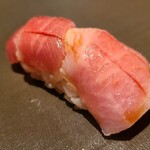 たかおか - ⑭本鮪大トロ(青森県大間産、167kg)
      たっぷり脂がのった大トロ、滑らかな脂を予感させます。
      赤身→中トロ→大トロとまるでピアノ→メゾフォルテ→フォルテと徐々に同系統の味わいが濃く強くなっています