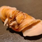 186476444 - ⑯煮大和蛤(千葉県木更津産)
                                    今や幻の内房産の大和蛤は非常に軟らかく薄味で煮られ、噛む毎に身の中から旨みが溢れ出す
                                    蛤の味わいもいいいですが、穏やかで甘さを控えめにしたツメも好み
