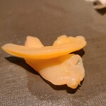 たかおか - ③青柳(千葉県船橋産)
      産卵期は早春~夏、旬は春
      ほのかな磯の香り、軟らかくも弾力を残し、そして甘み&旨みが豊か
      味わいに透明感を持たせつつ、旨みを濃くしてエッジを立てるのが高岡流