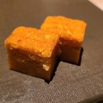 たかおか - ㉒玉(す海老【正式名:葦海老】入り)
      しっとり軟らか、ほんのりと甘い。
      葦海老の旨みと甘みに、複雑に配合された出汁も入っていそう。