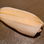たかおか - ⑮墨烏賊(正式名:甲烏賊、千葉県富津産)、酢橘果汁掛け
      産卵期は春～初夏、旬は冬～春、寿命1年
      身が硬めで、コリコリするのですが、少し寝かせて適度に軟らかくすると同時に甘さも引き出されています。