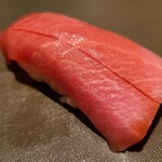 たかおか - ⑬本鮪中トロ(青森県大間産、167kg)
      艶々とした脂が今にも溶けだしそうで口に入れたとたん滑らかに溶け、形が無くなります
      身にきめ細かく入った脂のサシが美しく、更なる旨みと甘み、微かな酸味を感じます