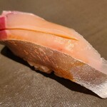 たかおか - ⑪縞鯵(千葉県鴨川産)
      産卵期は秋～冬、旬は夏～秋。
      身にキメ細やかなサシが入り、脂がのって旨味も抜群
      しかしスッキリとした後味で軽やかです