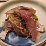 たかおか - ⑥鯵(千葉県金谷産)、刻み葱(千葉県産)和え
      産卵期は春～夏、旬は秋～冬
      日本全国にいるが地域で味わいが異なります
      肉厚で脂のりが良いが、滋味も強い
      根付きで甲殻類を食べていそう