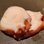 たかおか - ①焚き水蛸(千葉県銚子産)
      産卵期は初夏～夏、旬は通年、寿命3～4年
      水蛸は水分が多いので脱水と寝かせが重要
      水蛸自体の薫りが素晴らしい！
      真蛸より軟らかな歯応え、旨みが拡がります