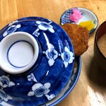 安田屋 - 安田屋　蓋付きで「わらじかつ丼」900円