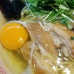 中華そば えもと - 水菜の下から生玉子とたっぷりチャーシュー