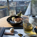 SkyLounge Amsterdam - ダッチアップルパイとジャスミンティー