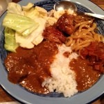 もうやんカレー 大忍具 - いろいろなものを盛り付けます。もうやんうどん絶品！