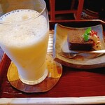 蔵カフェ 清水の森 - ミックスジュースとチョコレートテリーヌ