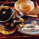 蔵カフェ 清水の森 - ホットコーヒーとほうじ茶プリン