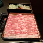 しゃぶ禅 - 山形豚バラのしゃぶしゃぶ肉と、野菜の盛り合わせその２です。山形豚バラ肉は、綺麗な見た目と少し霜降りがある脂身の多さが素晴らしいお肉です。